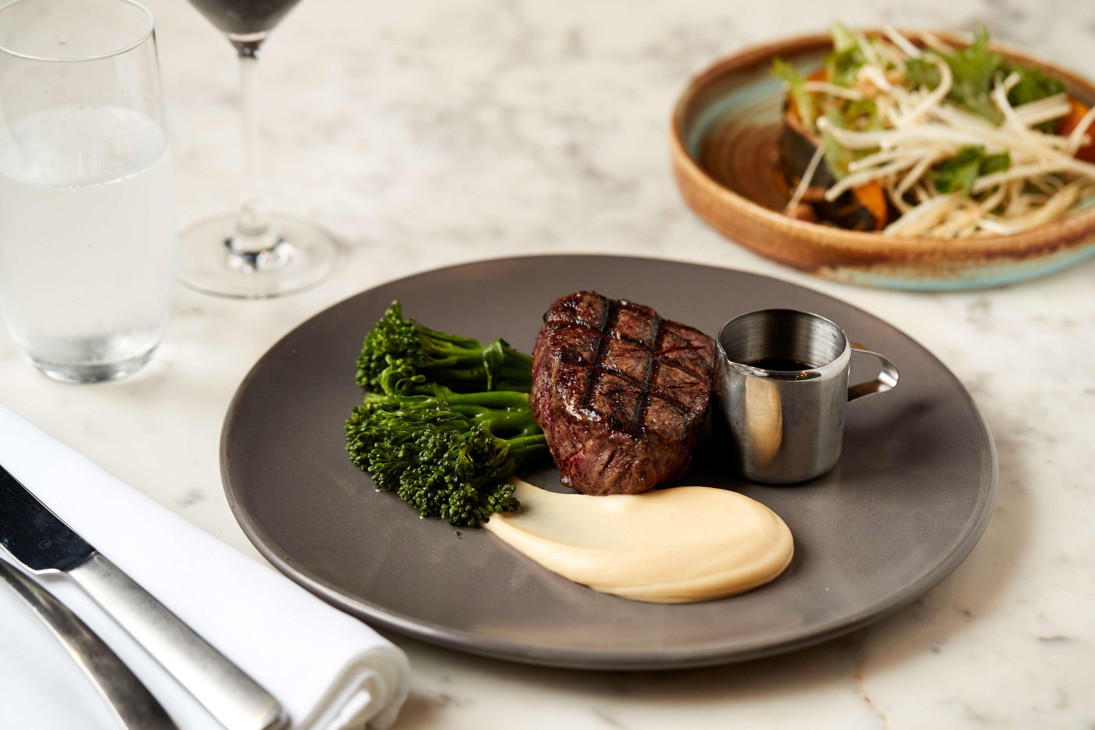 Rydges Sydney Airport Hotel Eksteriør billede A steak at a restaurant