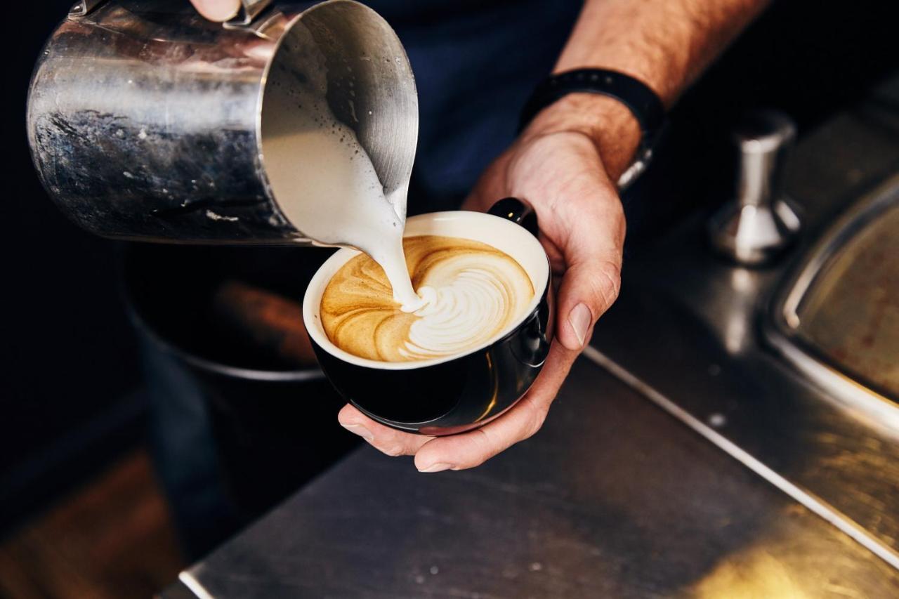 Rydges Sydney Airport Hotel Eksteriør billede A barista pours milk into a cappuccino